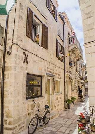 White Rabbit Hostel Hvar Town Eksteriør billede